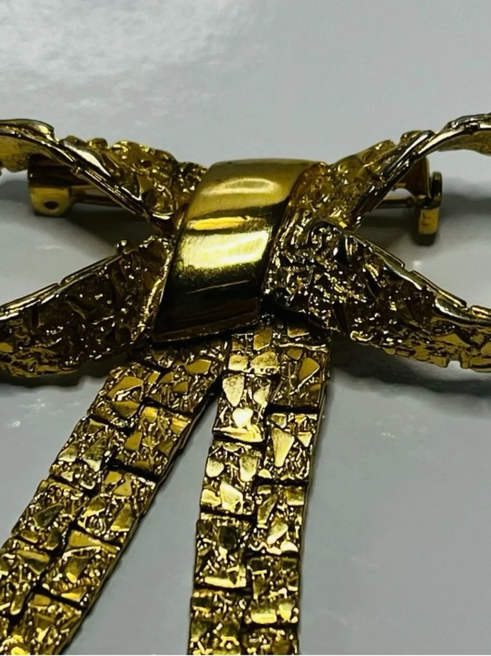 1980 Vintage Bow Ribbon Brooch Pin Gold Tone Nugget Textured Articulated Tail